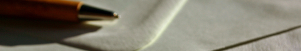 blurry afbeelding van pen en envelop