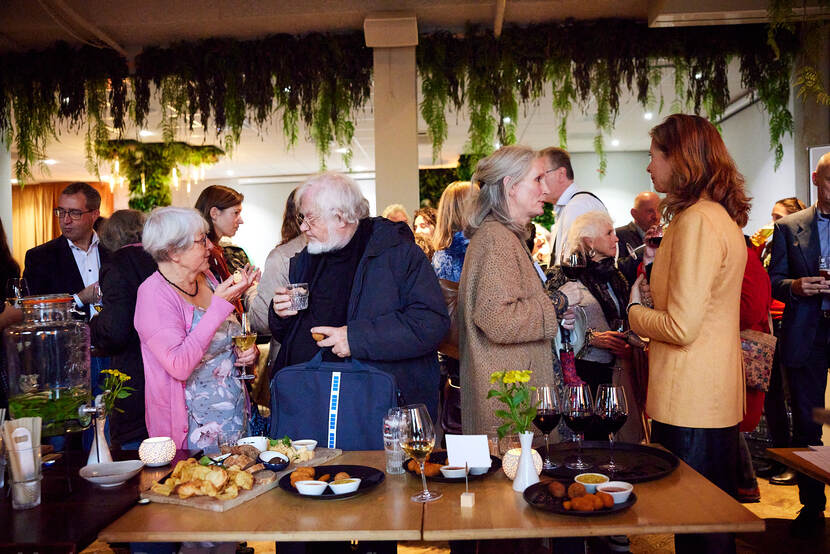 mensen in gesprek tijdens de borrel op het open forum van de Staatscommissie rechtsstaat