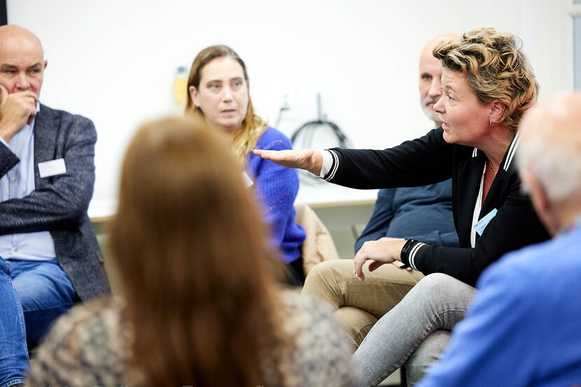 Deelnemers van de deelsessie zijn in gesprek