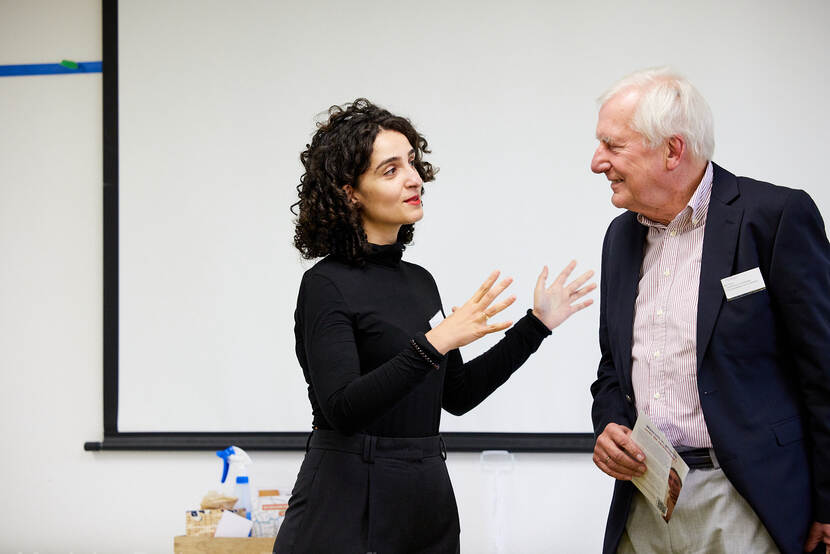 Fatma Çapkurt in gesprek met Henk Addink